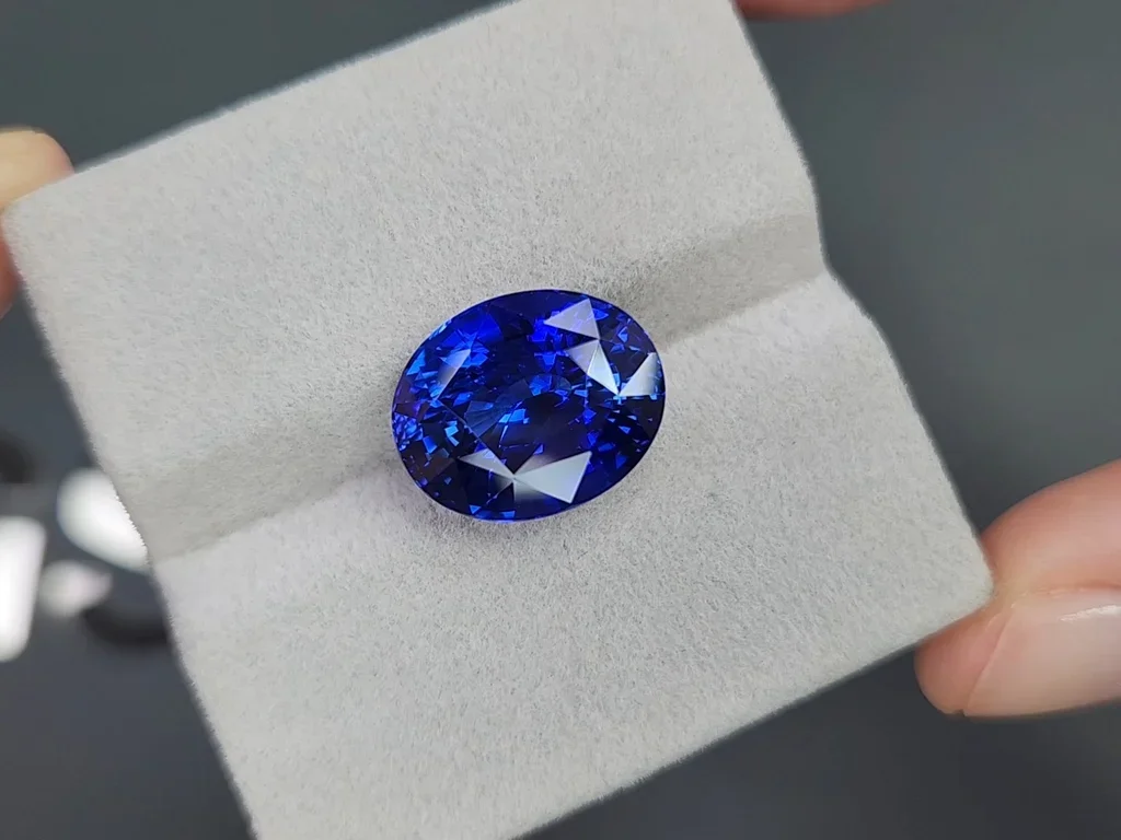 Royal Blue sapphire in oval cut 12.04 carats, Sri Lanka Image №4