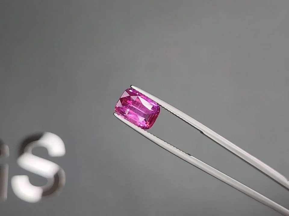 Unheated vivid pink sapphire in cushion cut 4.01 carats, Madagascar Image №3