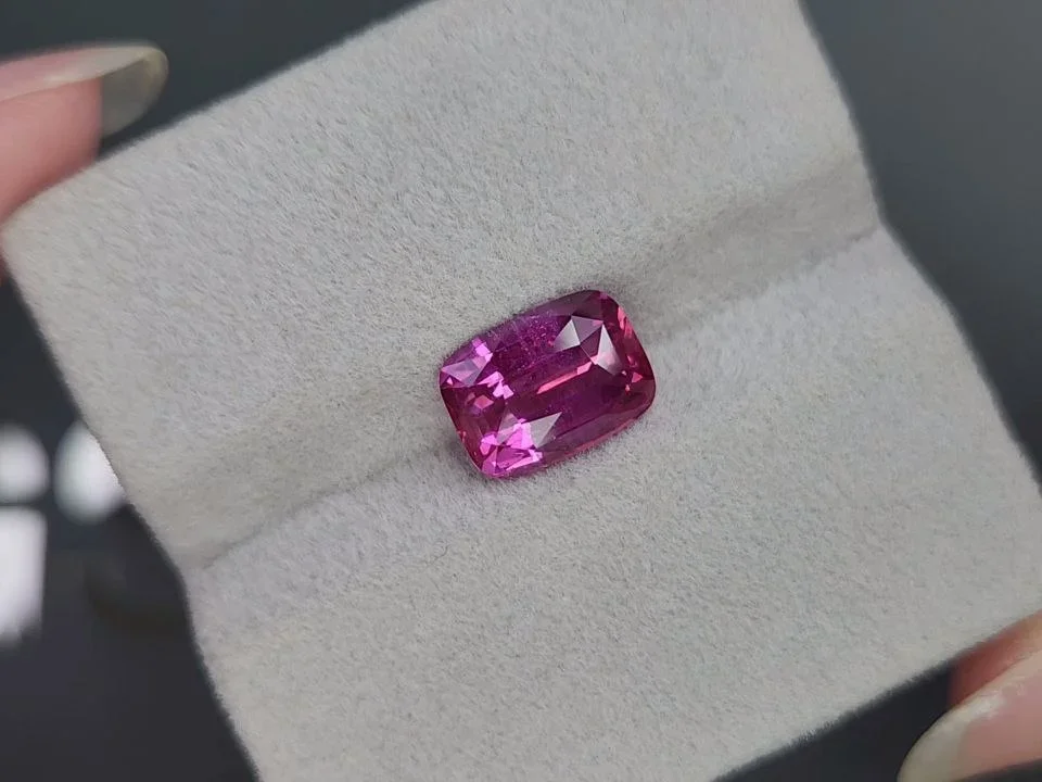 Unheated vivid pink sapphire in cushion cut 4.01 carats, Madagascar Image №4