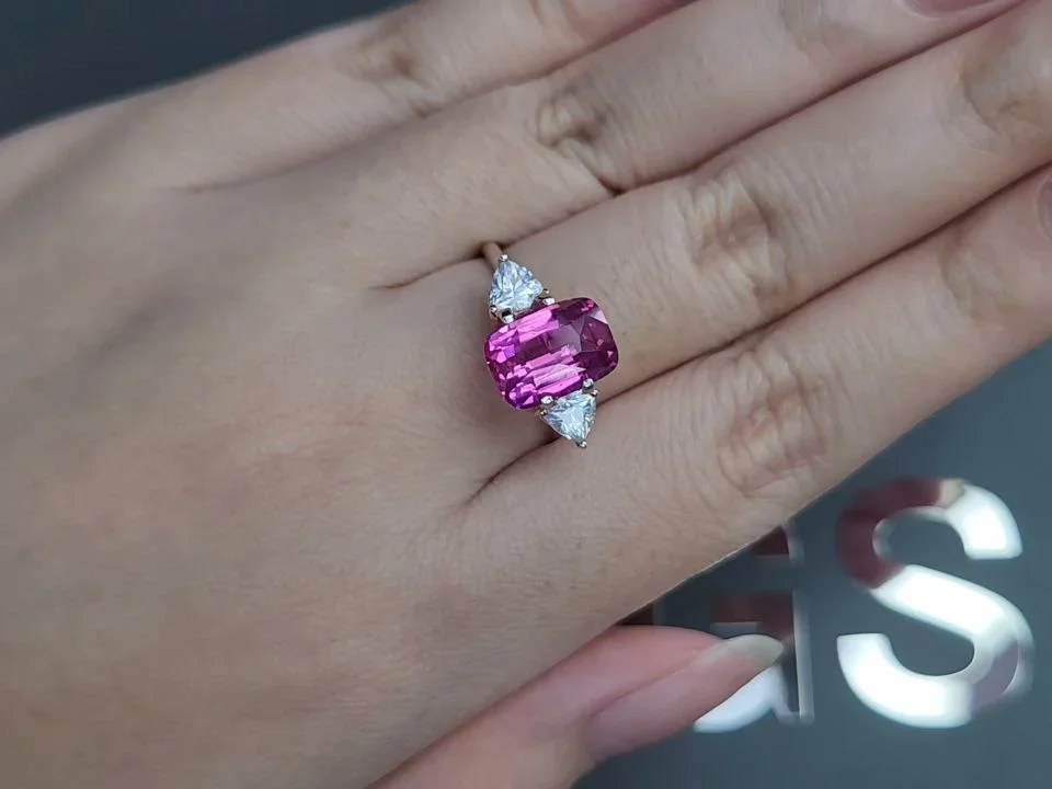 Unheated vivid pink sapphire in cushion cut 4.01 carats, Madagascar Image №5