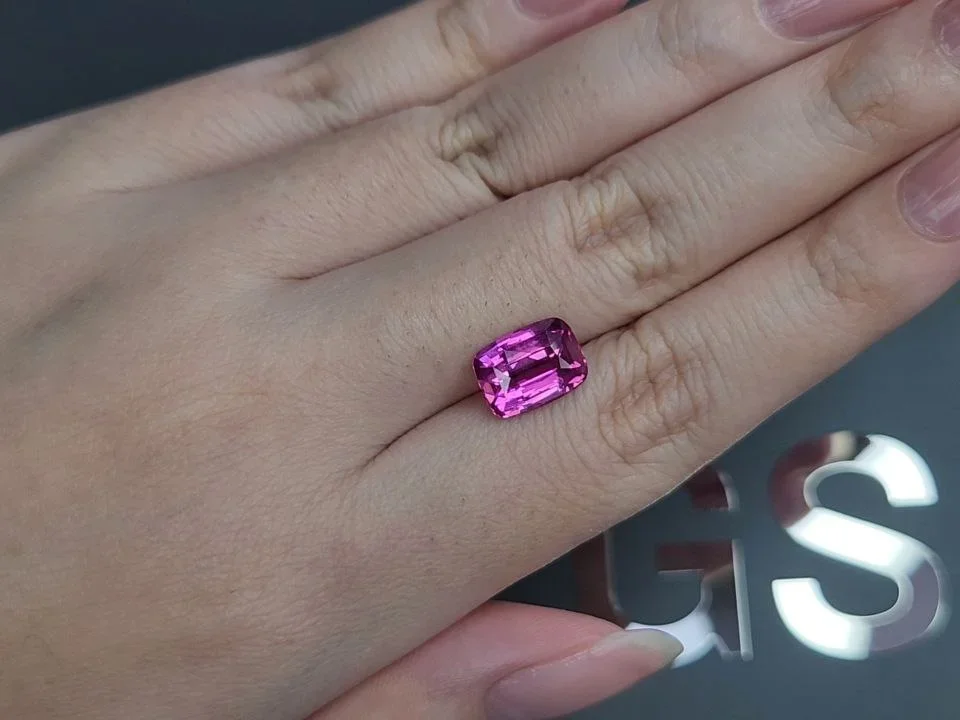 Unheated vivid pink sapphire in cushion cut 4.01 carats, Madagascar Image №2