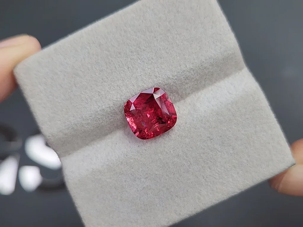Red-pink Mahenge spinel in cushion cut 4.67 carats, Tanzania Image №4