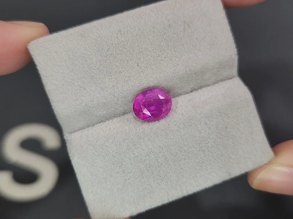 Sapphire Hot Pink rutile silk effect oval cut 2.58 carats, Sri Lanka Image №4