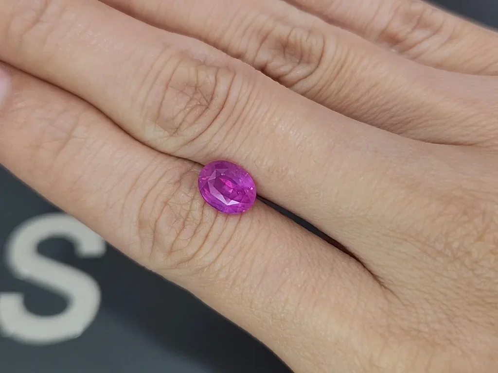 Sapphire Hot Pink rutile silk effect oval cut 2.58 carats, Sri Lanka Image №2