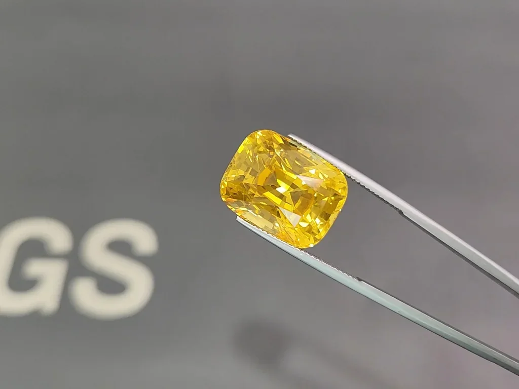 Investment Golden Yellow unheated sapphire in cushion cut 30.50 carats, Sri Lanka Image №3