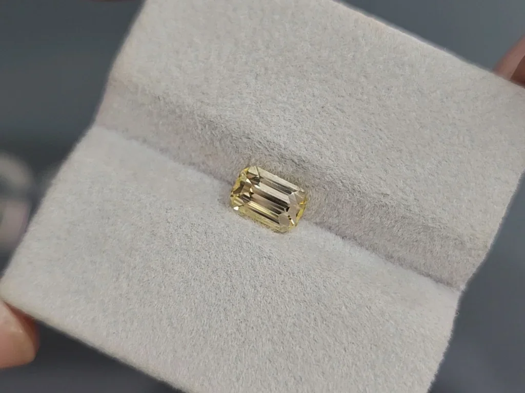 Yellow sapphire octagon cut 1.56 carats, Sri Lanka Image №4