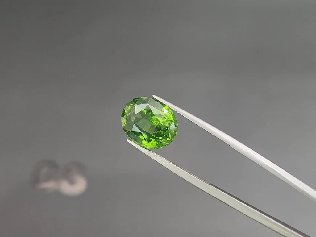 Green zircon oval cut  9.25 carats, Tanzania  Image №3