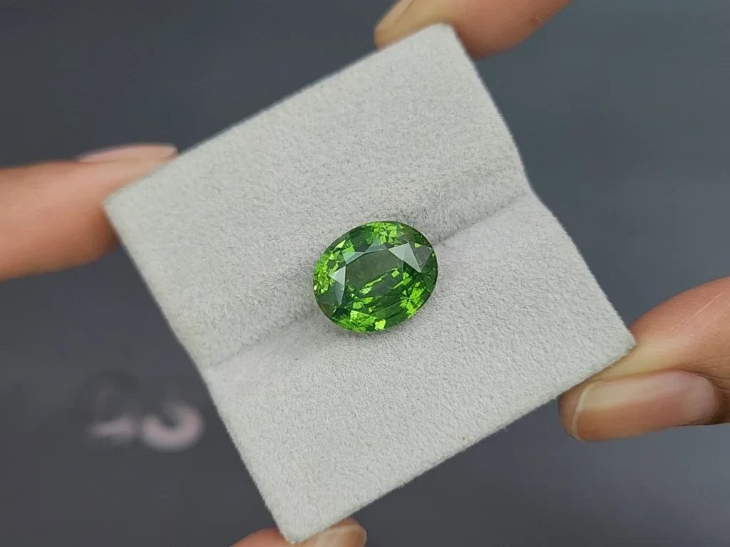 Green zircon oval cut  9.25 carats, Tanzania  Image №4