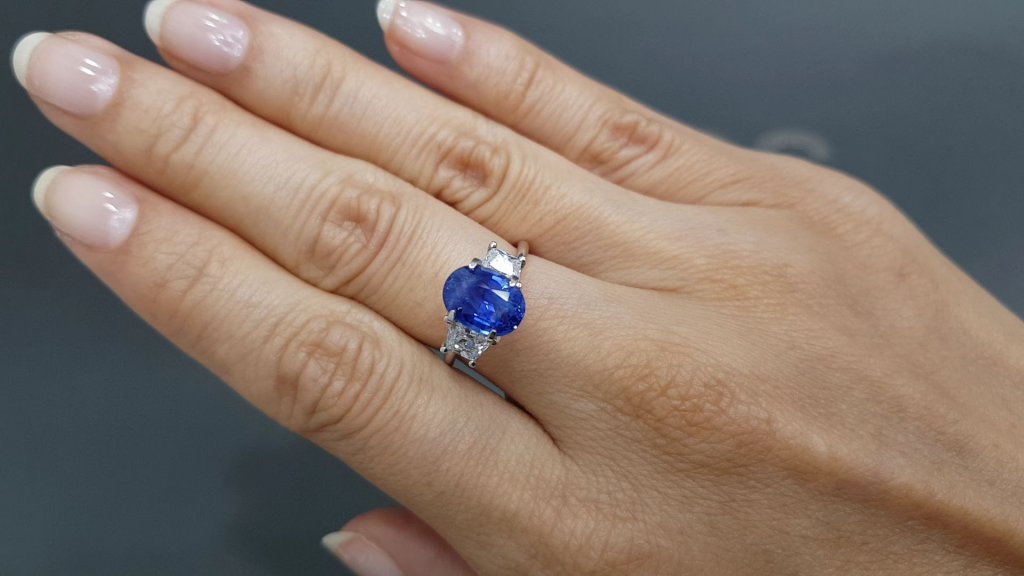 Cornflower blue unheated sapphire in oval cut 2.62 ct, Sri Lanka Image №4