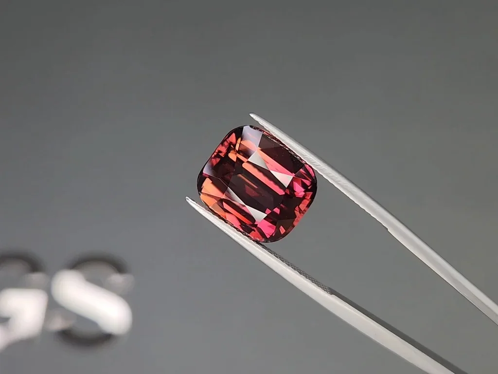 Rare 14.79ct polychrome red zircon cushion cut, Madagascar   Image №3