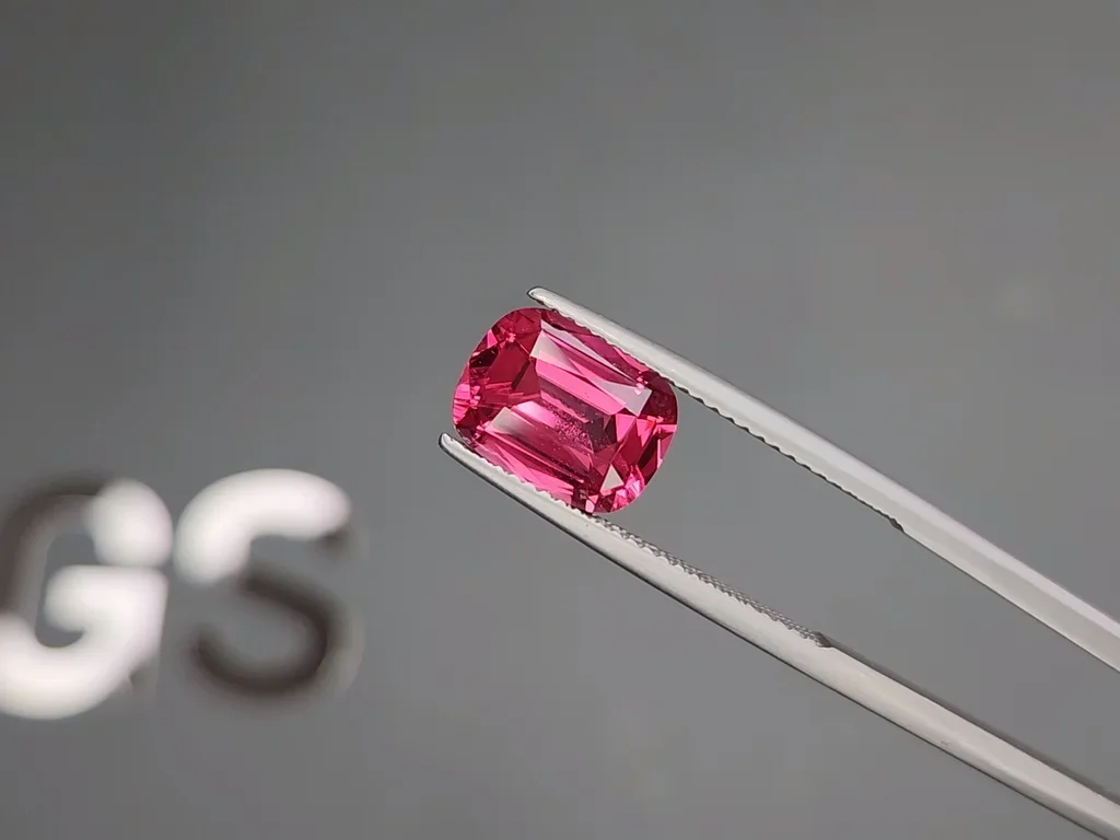 Vibrant pink Mahenge spinel in cushion cut 3.26 carats, Tanzania  Image №3