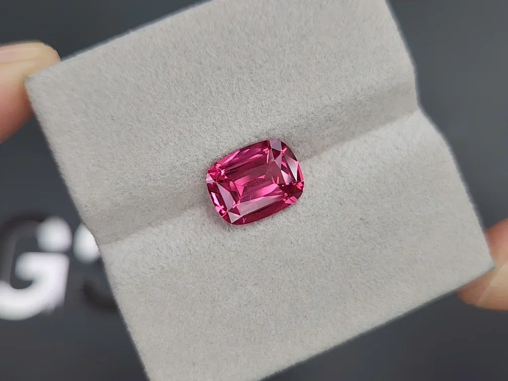 Vibrant pink Mahenge spinel in cushion cut 3.26 carats, Tanzania  Image №4