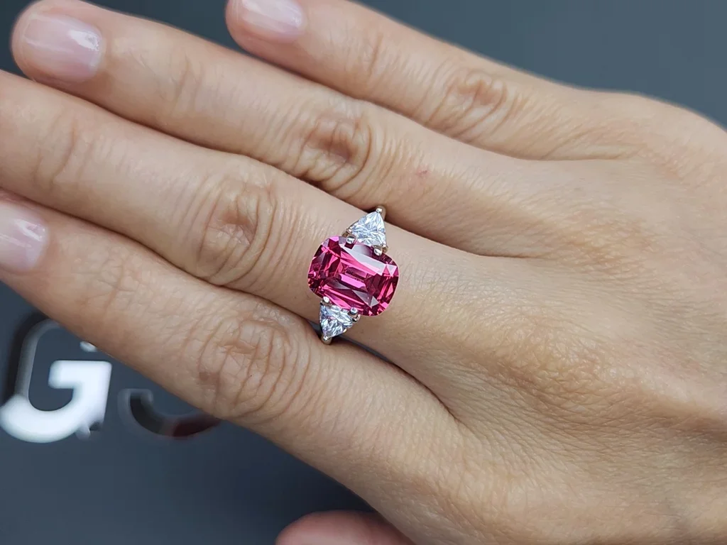 Vibrant pink Mahenge spinel in cushion cut 3.26 carats, Tanzania  Image №5