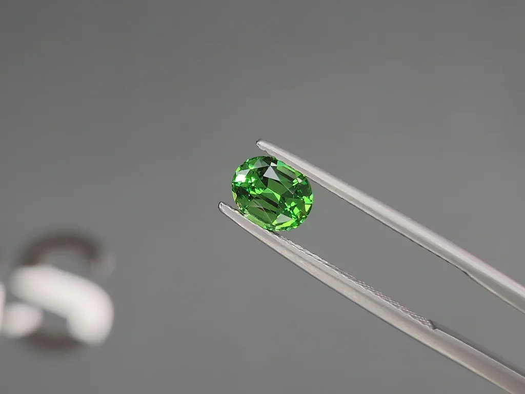 Intense Green tsavorite garnet in oval cut 1.29 carats, Tanzania Image №3