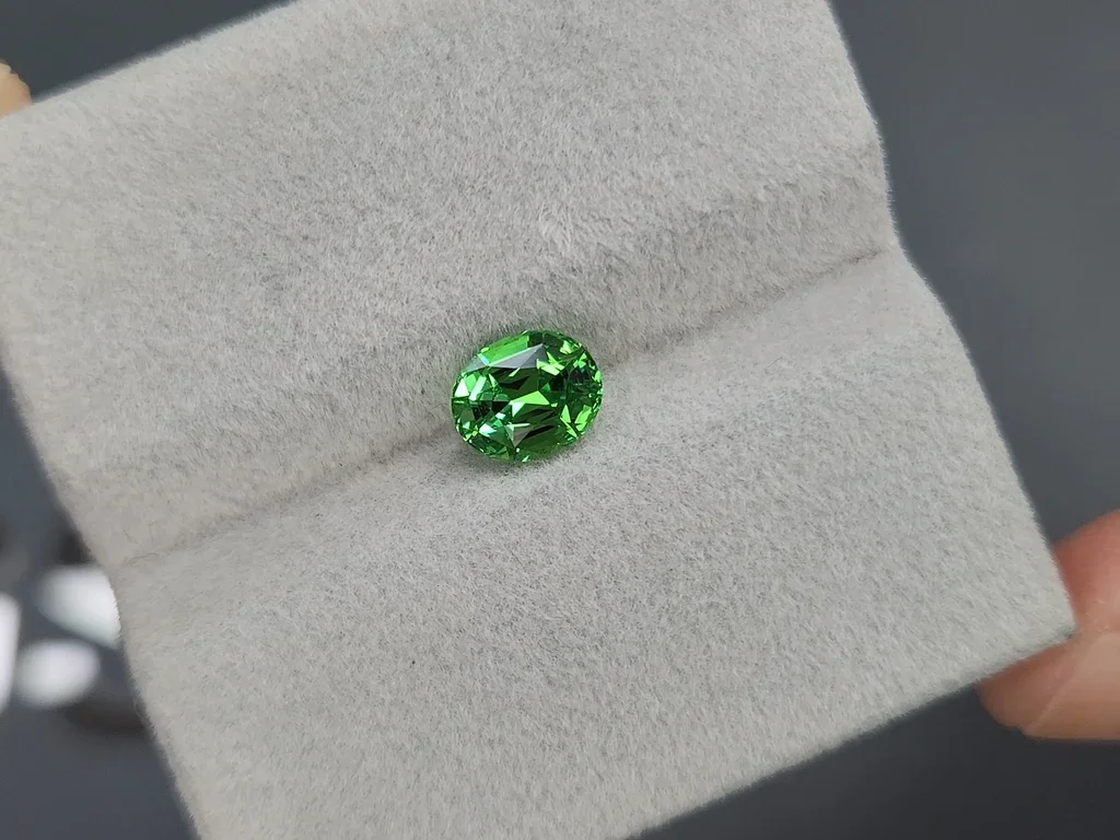 Intense Green tsavorite garnet in oval cut 1.29 carats, Tanzania Image №4