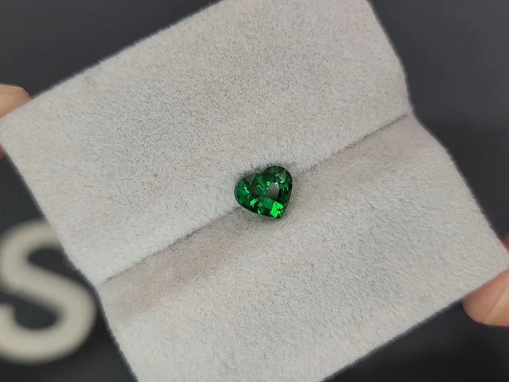 Garnet tsavorite Vivid Green heart shape 1.02 carats, Tanzania  Image №4