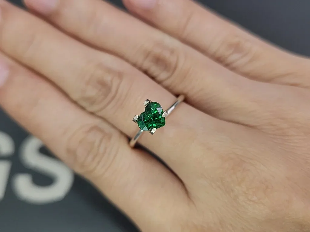 Garnet tsavorite Vivid Green heart shape 1.02 carats, Tanzania  Image №5