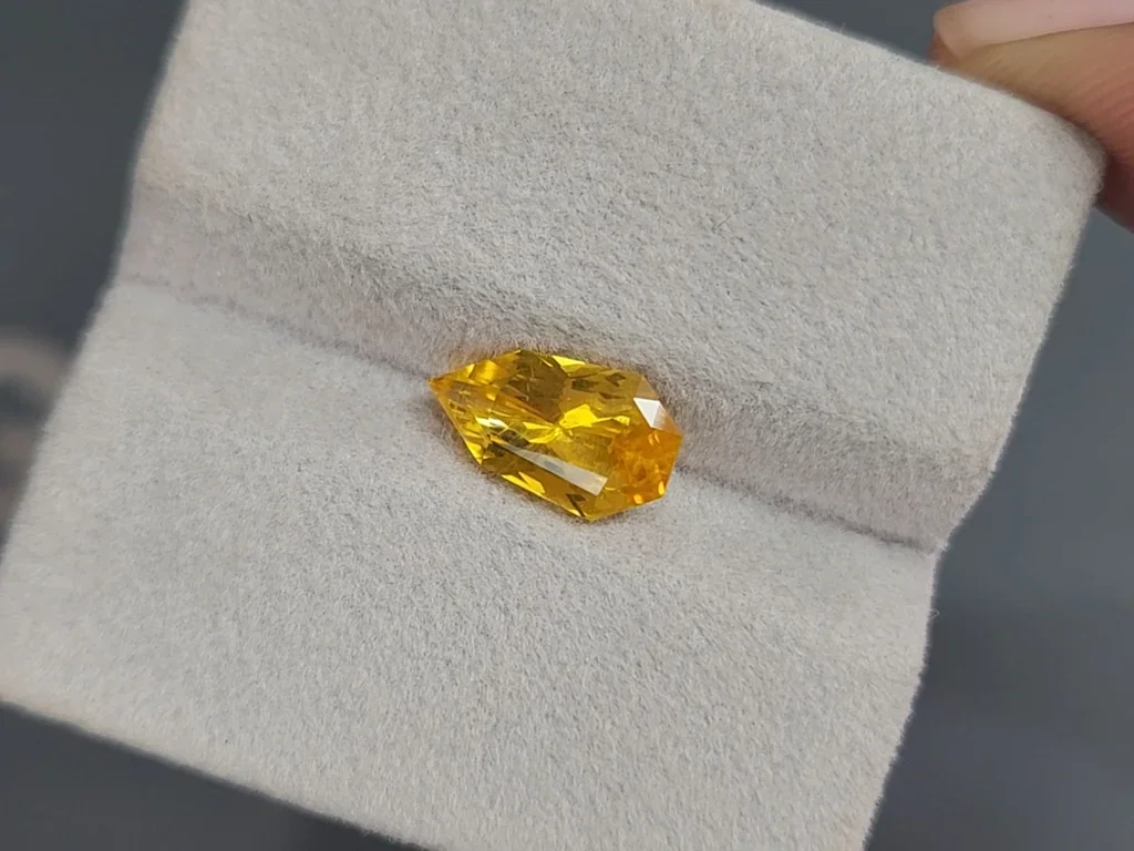 Yellow sapphire step pear cut 3.05 carats,  Sri Lanka Image №4