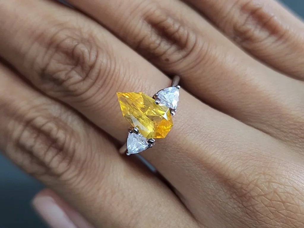 Yellow sapphire step pear cut 3.05 carats,  Sri Lanka Image №5