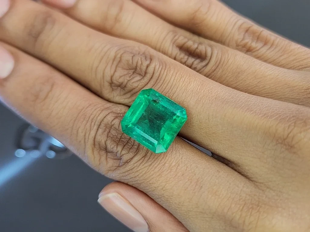 Emerald Vivid Green octagon cut 10.76 carats, Colombia Image №2