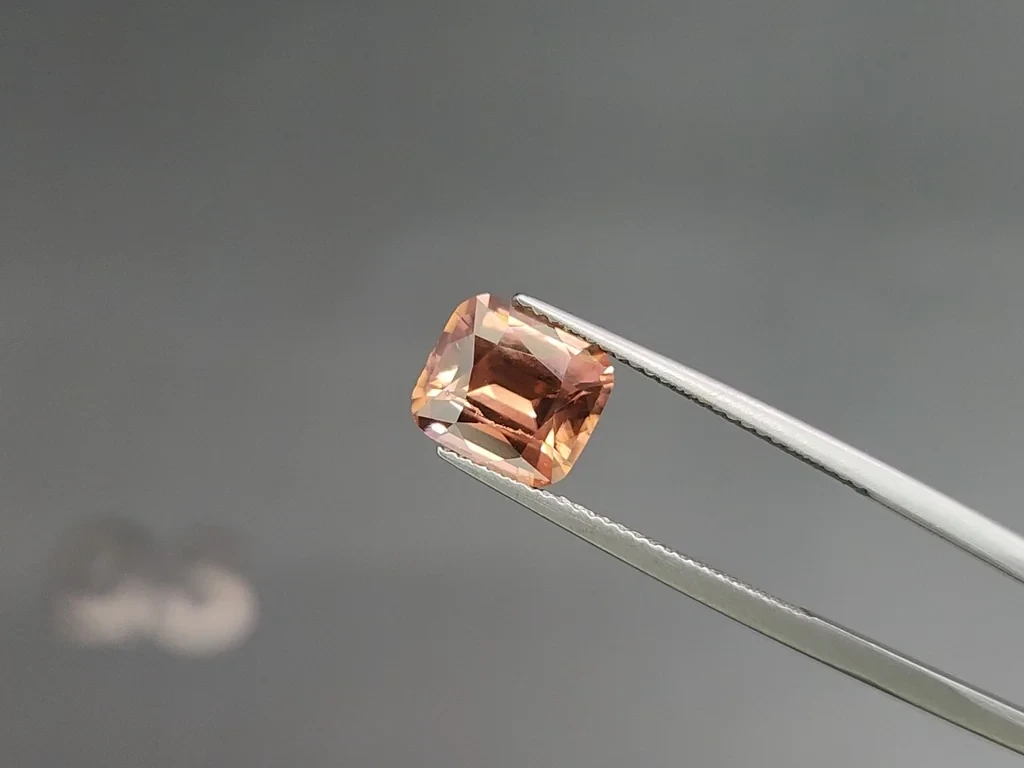 Brown zircon cushion cut  4.46 carats,Tanzania Image №3