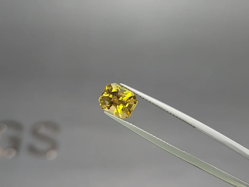 Yellow brown chrysoberyl  radiant cut 3.10 carats, Sri Lanka Image №3