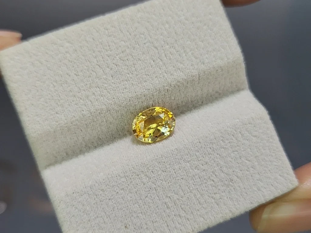 Sapphire Vivid yellow oval cut 1.73 carats, Sri Lanka Image №4