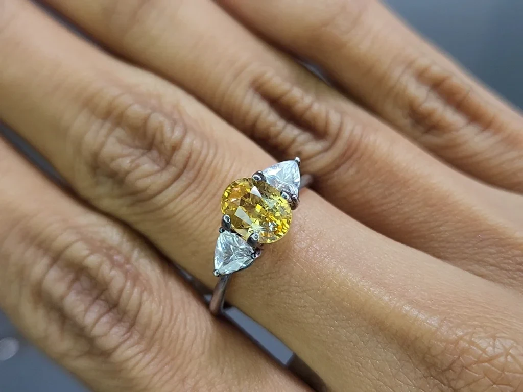 Sapphire Vivid yellow oval cut 1.73 carats, Sri Lanka Image №5