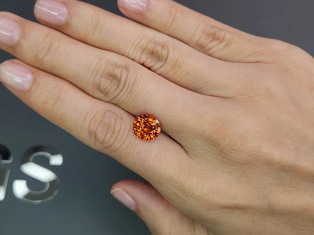 Deep orange oval cut spessartine 5.56 carats  Image №2