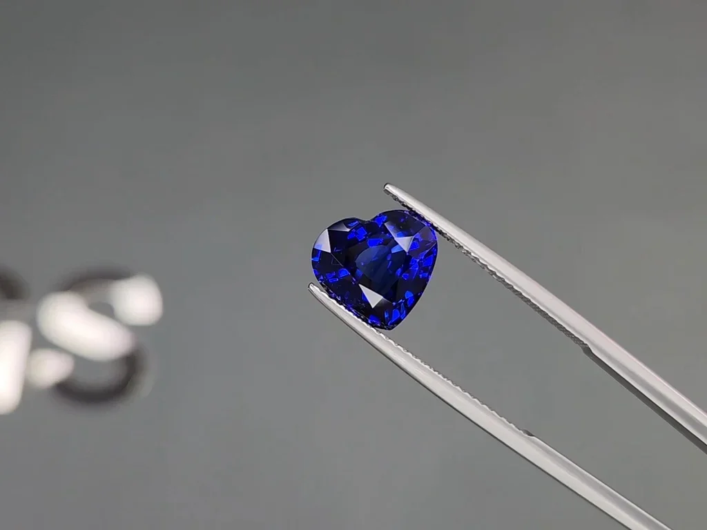 Royal Blue sapphire in heart cut 4.51 carats, Sri Lanka  Image №3