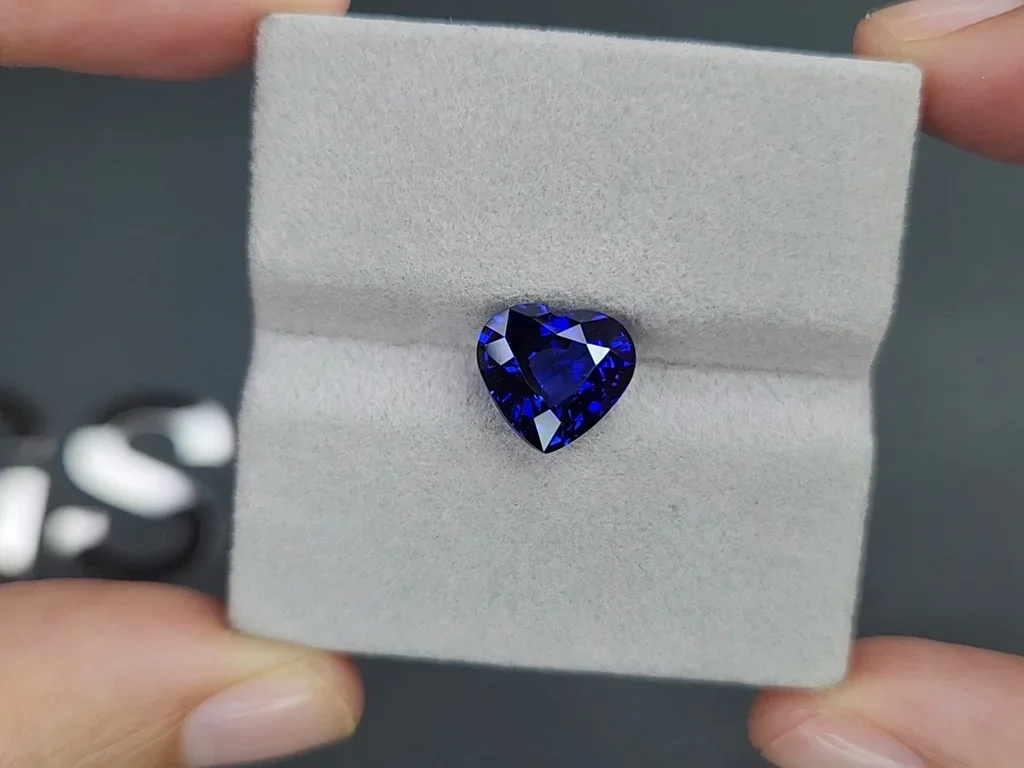 Royal Blue sapphire in heart cut 4.51 carats, Sri Lanka  Image №4
