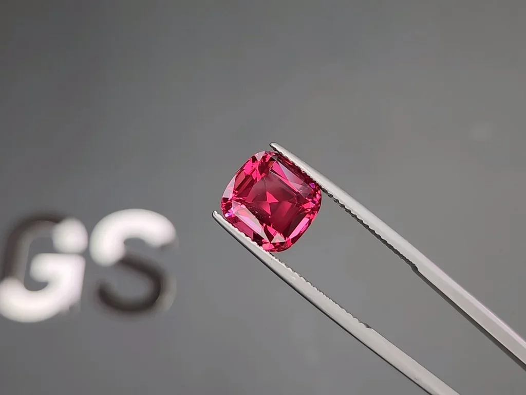 Vibrant pink-red Mahenge spinel in cushion cut 5.72 carats, Tanzania  Image №3