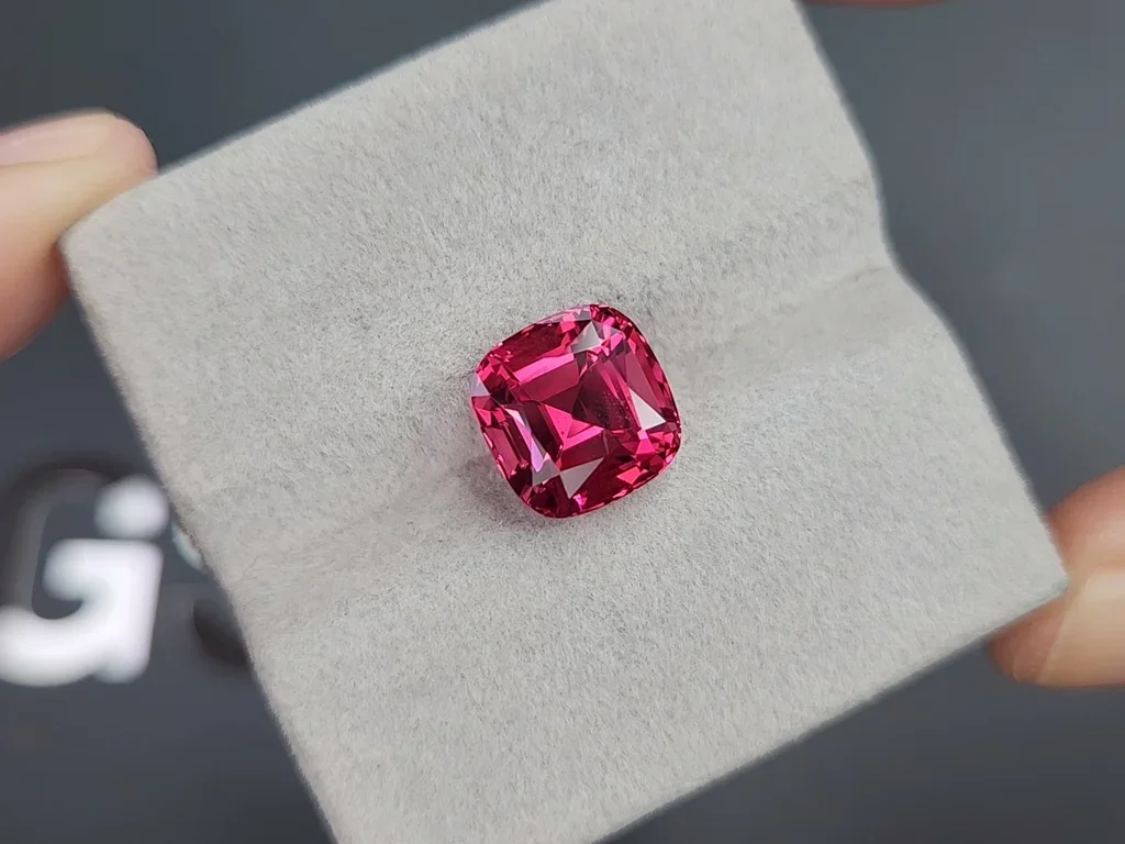 Vibrant pink-red Mahenge spinel in cushion cut 5.72 carats, Tanzania  Image №4