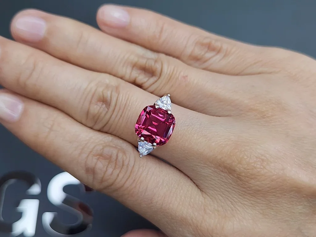 Vibrant pink-red Mahenge spinel in cushion cut 5.72 carats, Tanzania  Image №5