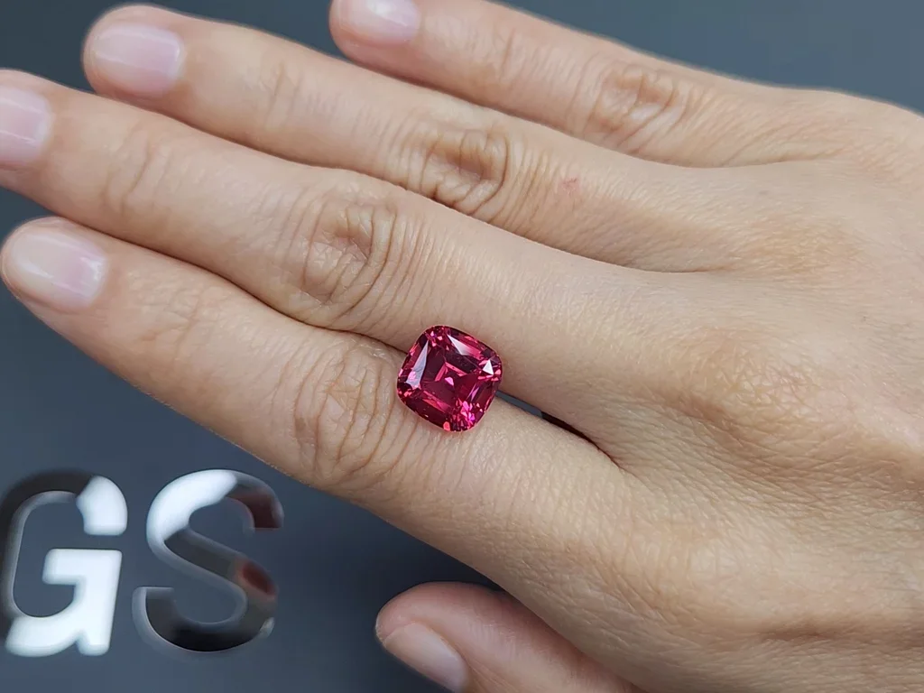 Vibrant pink-red Mahenge spinel in cushion cut 5.72 carats, Tanzania  Image №2