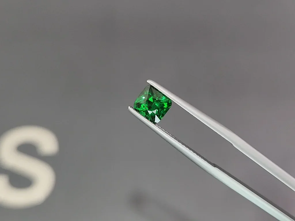 Tsavorite garnet Vivid Green cushion cut 1.25 carats, Tanzania  Image №3