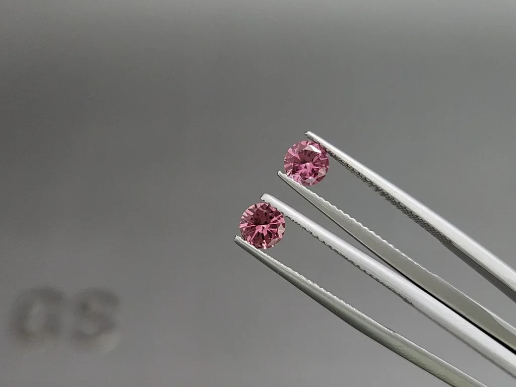 Pair of rhodolite garnets round cut  0.95 carats, Madagascar Image №3
