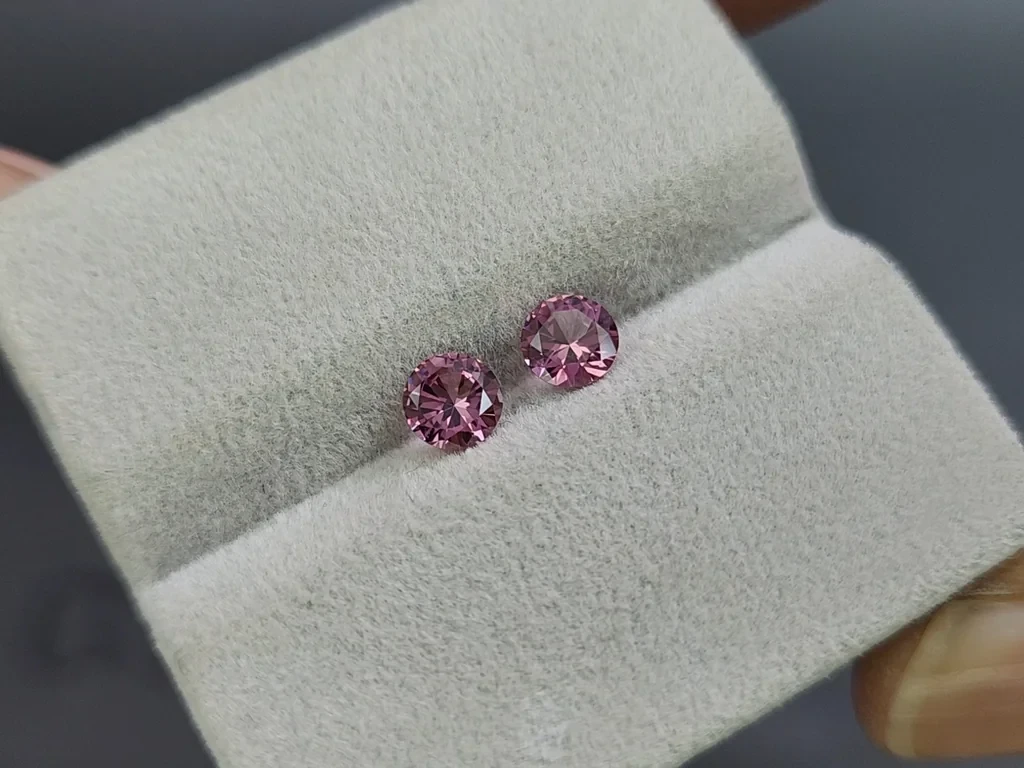 Pair of rhodolite garnets round cut  0.95 carats, Madagascar Image №4