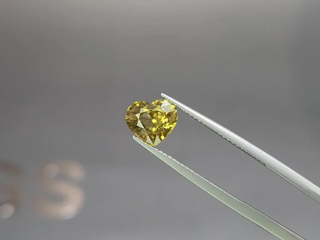 Zircon Vivid greenish yellow heart shape 3.06 carats, Sri Lanka Image №3