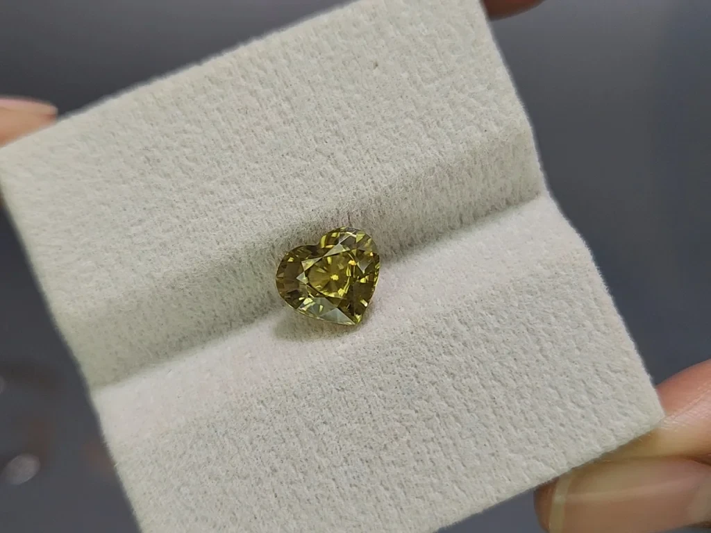Zircon Vivid greenish yellow heart shape 3.06 carats, Sri Lanka Image №4