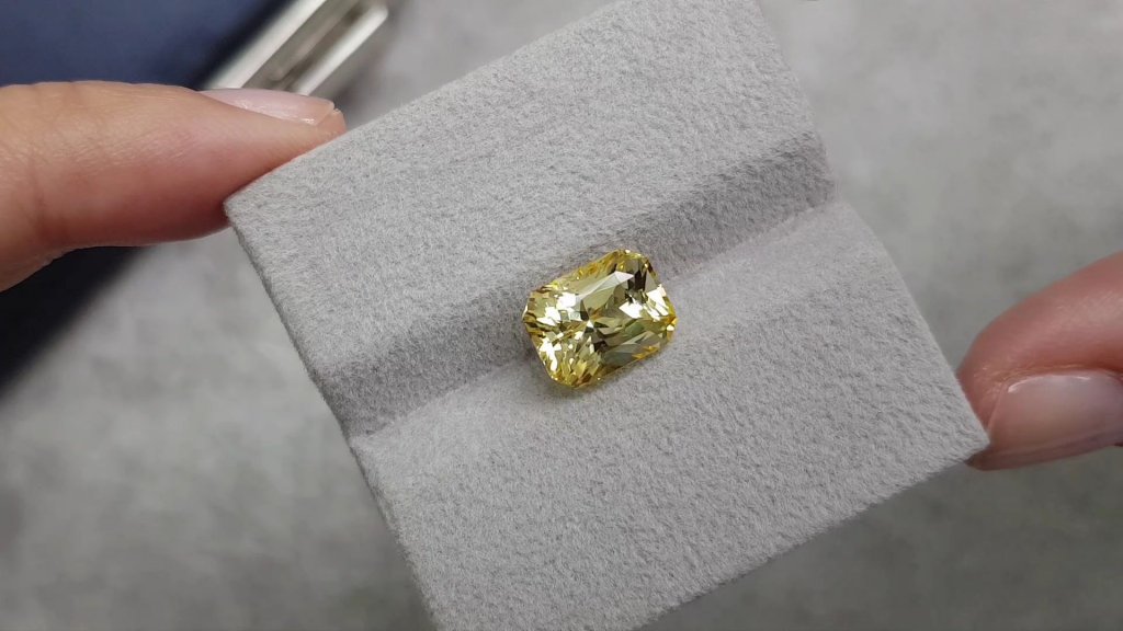 Golden color sapphire in radiant cut 5.06 ct, Sri Lanka Image №2