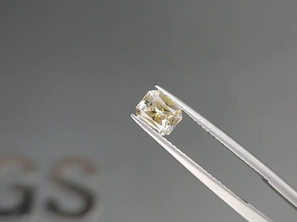 Pastel yellow sapphire in radiant cut 0.80 carats, Sri Lanka Image №3