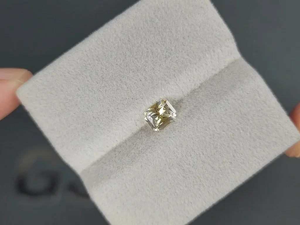 Pastel yellow sapphire in radiant cut 0.80 carats, Sri Lanka Image №4