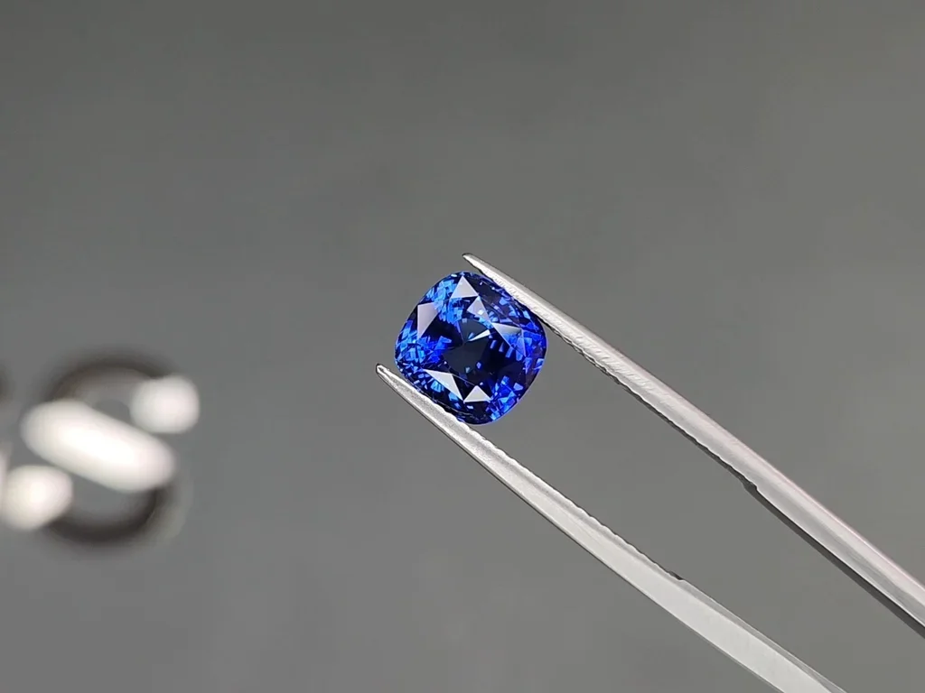 Cornflower Blue sapphire in cushion cut 3.25 carats, Sri Lanka Image №3