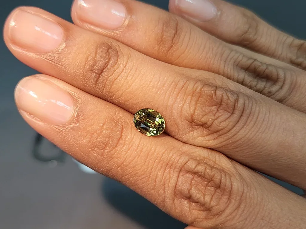 Alexandrite color change oval cut 1.55 carats, Sri Lanka Image №3