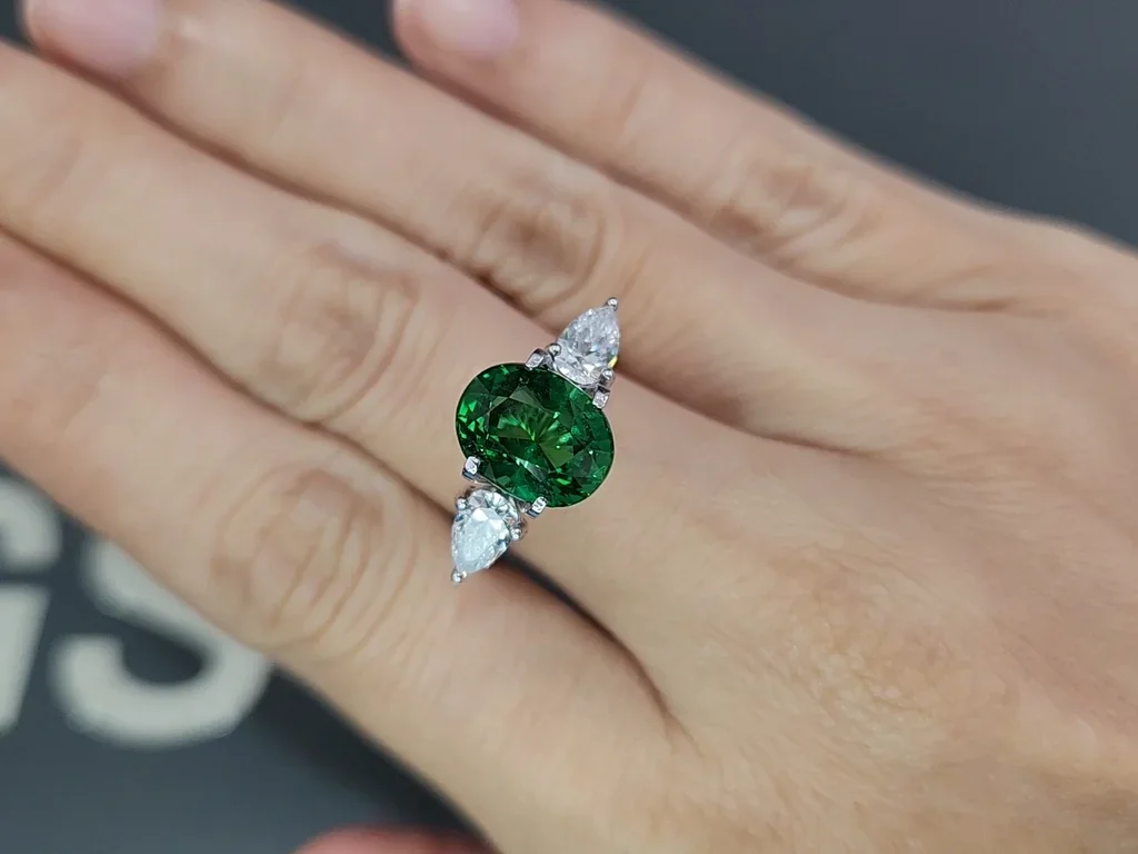Garnet tsavorite Vivid Green oval cut 4.05 carats, Tanzania Image №5