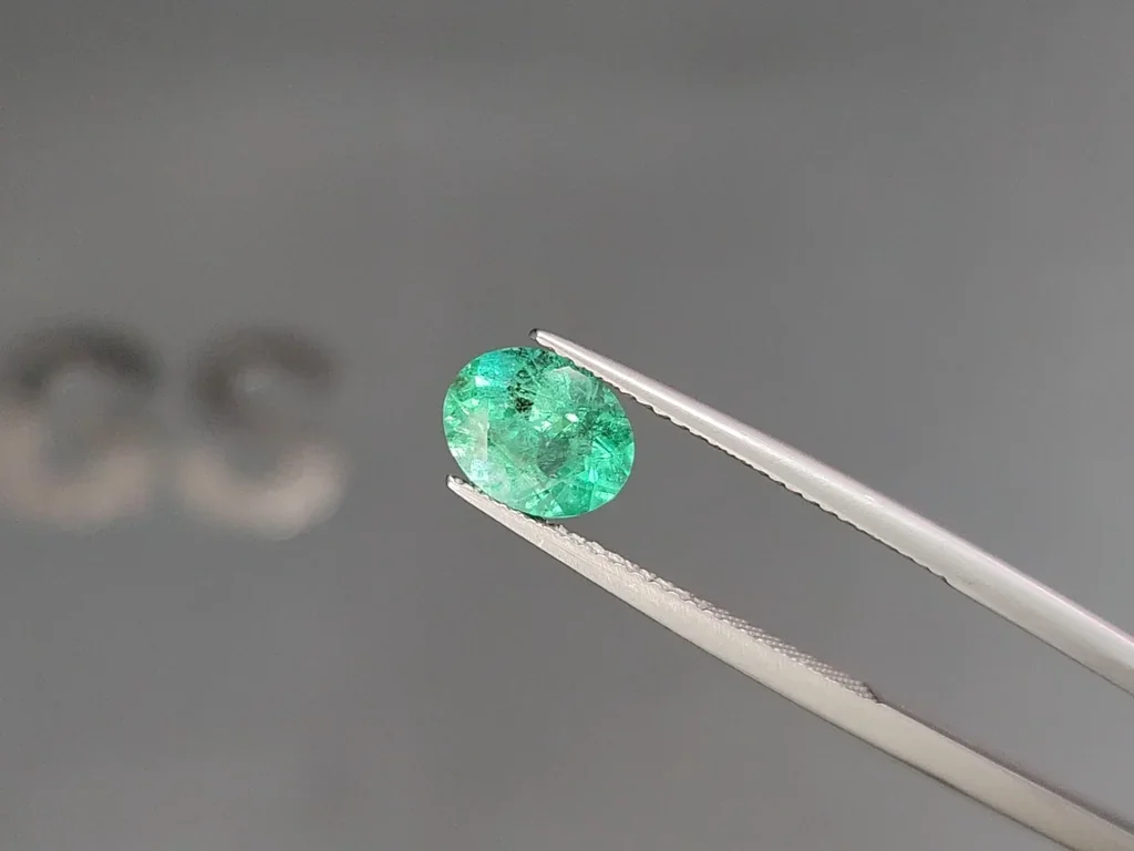 Emerald oval cut 1.28 carats, Colombia Image №3