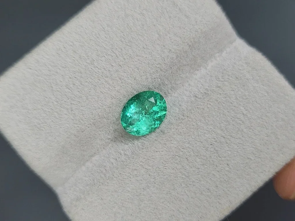 Emerald oval cut 1.28 carats, Colombia Image №4