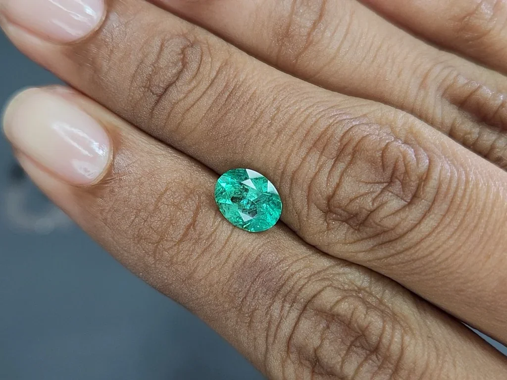 Emerald oval cut 1.28 carats, Colombia Image №2