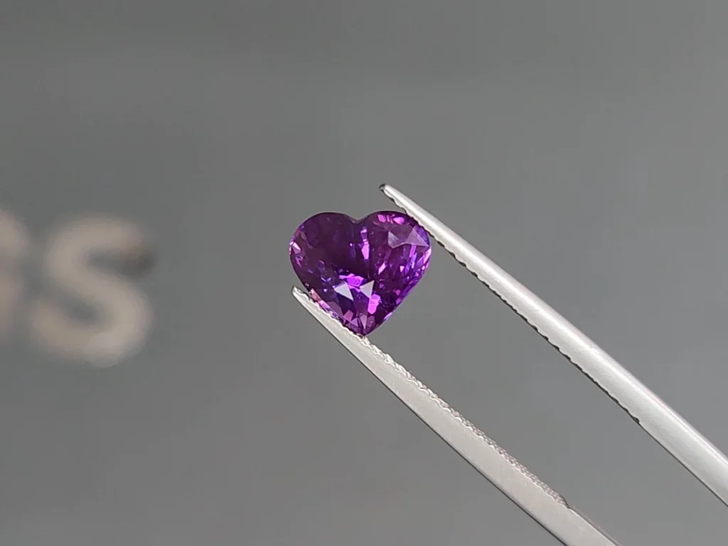 Unheated purple sapphire heart shape 2.55 carats, Sri Lanka Image №3